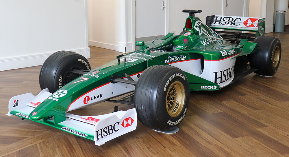 Carro de Fórmula 1 antigo da equipe Jaguar Racing