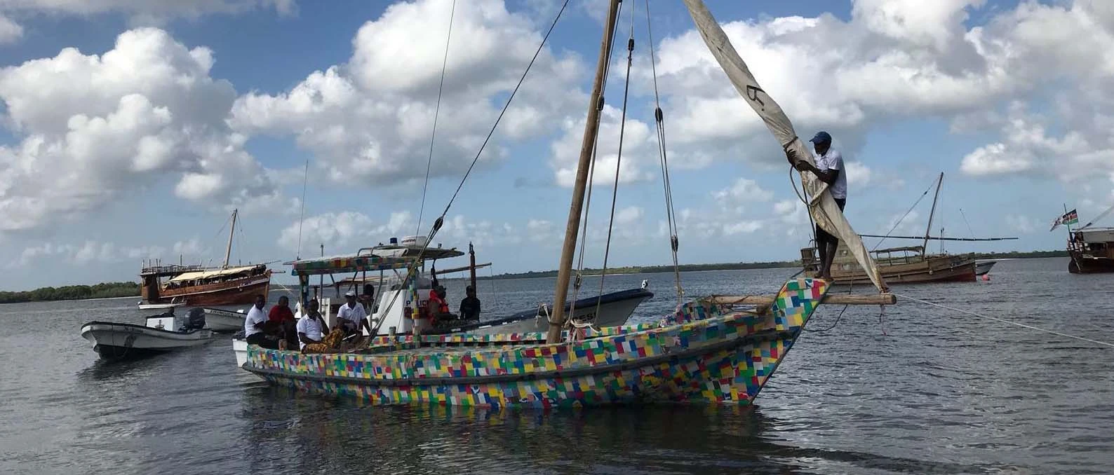 Veleiro Flipflopi feito de plástico nevegando no oceano